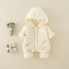新生児の秋冬の新型の女の赤ちゃんのキルティングは中国式の甘い綿の服を刺繍します。