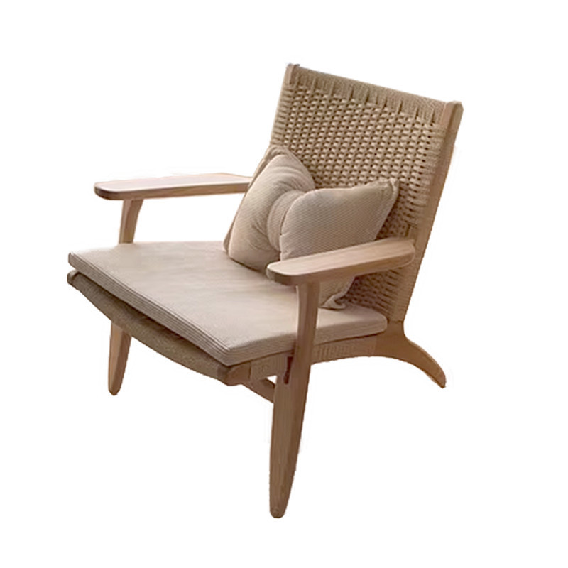 우드 컬러 의자 + 베이지 쿠션