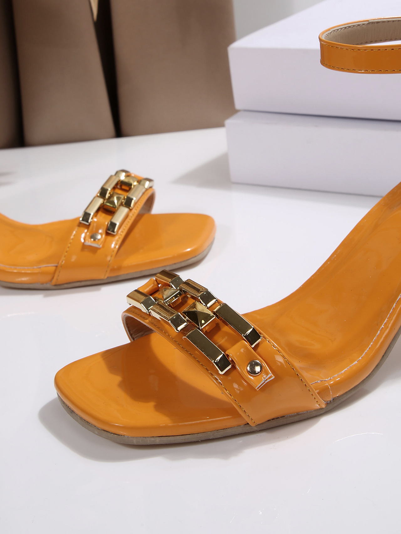 Sandali con tacco da donna chic punta quadrata con catena_voghion.com