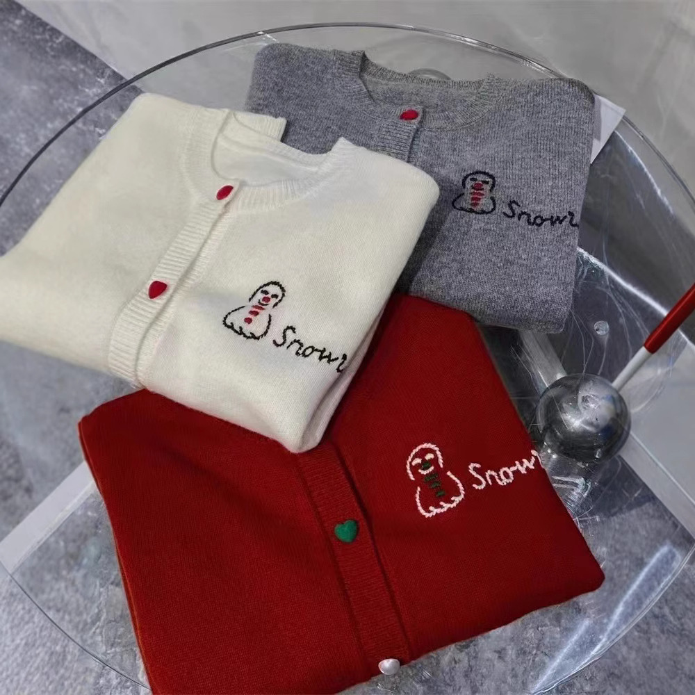 Demi-season sweater with a round collar