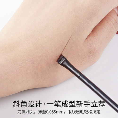 Jiaqi recommends the blade eyeliner brush, flat head, beveled and extremely fine eyebrow brush, lying silkworm brush, eyebrow powder, eye concealer makeup brush