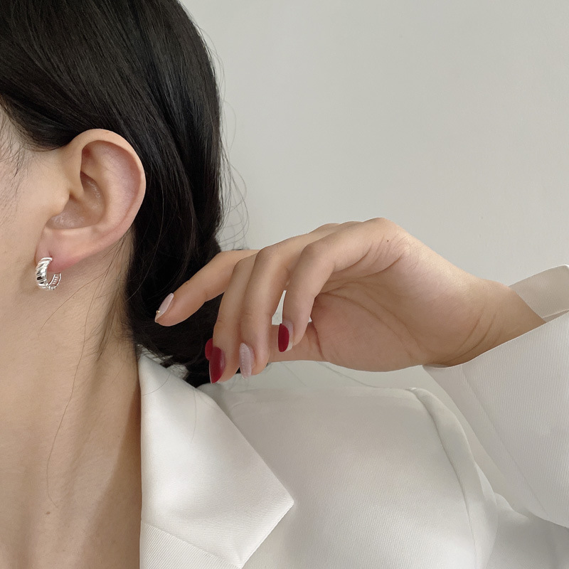 Hong Kong Style European And American Style Croissant Earrings Retro S925 Sterling Silver Earrings Ins Style Cold Simple Gold Stud Earrings display picture 3