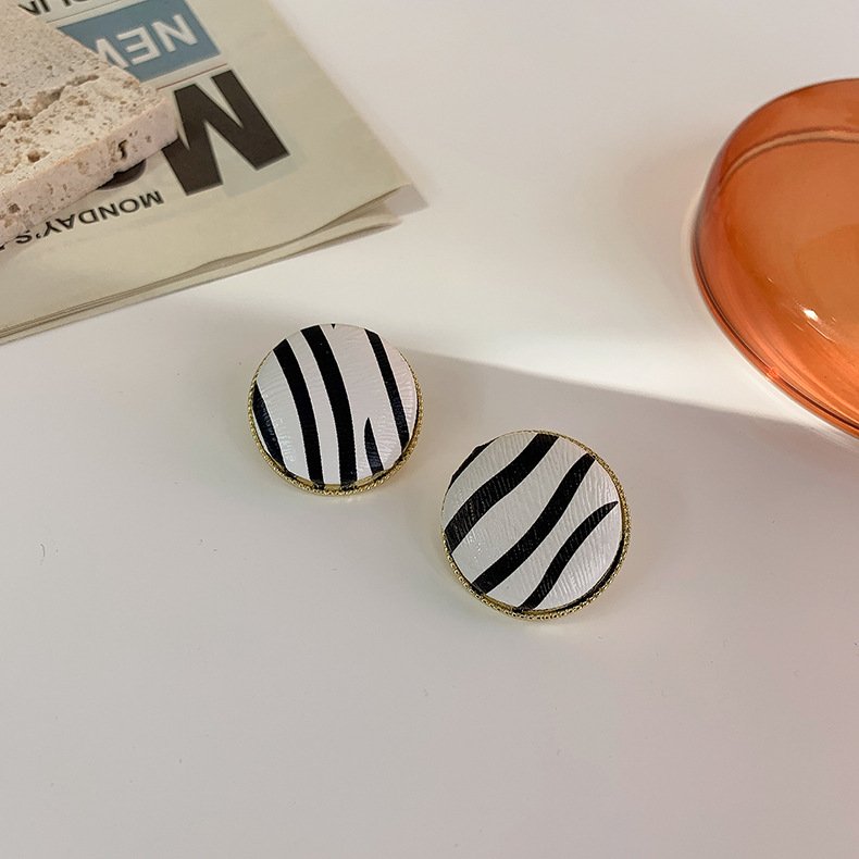 Black White Zebra Pattern Round Square Stud Earrings Wholesale Nihaojewelry display picture 7
