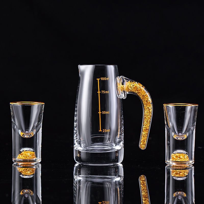 Lujoso chapa de oro taza de vino blanco dispensador de vino conjunto de tazas de vino domésticas pequeñas una taza de vino de estilo chino con soporte de taza de escala