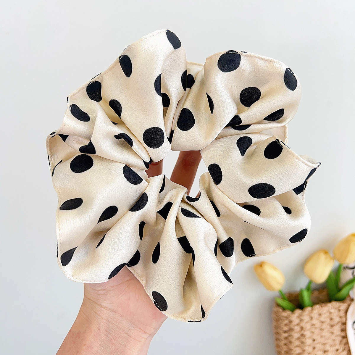 오프화이트 + 도트무늬 + 메쉬머리끈