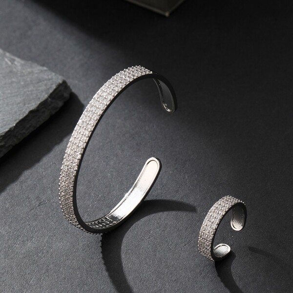 Fashionable bracelet with zircon
