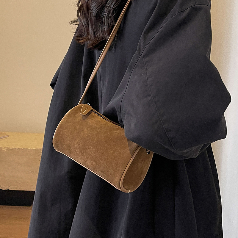 Bolsos Boston populares de este año, otoño e invierno, todo fósforo 2023, nuevo bolso de mensajero de diseño de nicho, bolso cilíndrico esmerilado para mujer