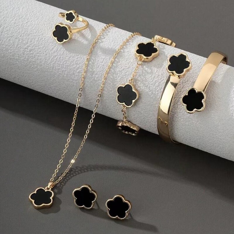 Amazon's Best-Selling Classic Five-Leaf Clover Jewelry Set, Light Luxury Style Necklace, Women's Earrings, Ring, Bracelet, Wholesale