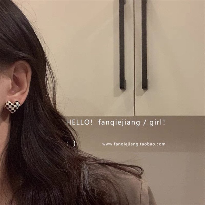 Design Heart Checkered Black Contrast Color Plaid Earrings display picture 4