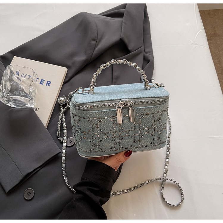 The diamond-shaped chain crossbody bag for women in the summer of 2025 features a fashionable and niche design. This year, the box bucket bag is in vogue undefined