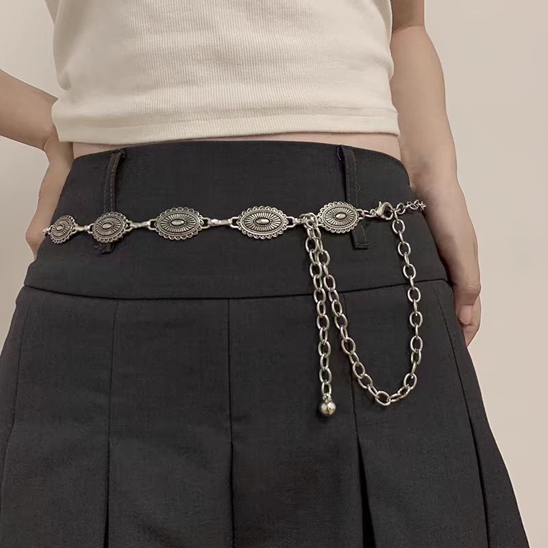蝶の金属の腰のチェーンの女性は腰を収めてやせています。|undefined