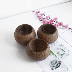 缶はろうそくのココナッツの殻の碗をかけます。ココナッツの木の碗の創意的な装飾の碗は食器を収納します。