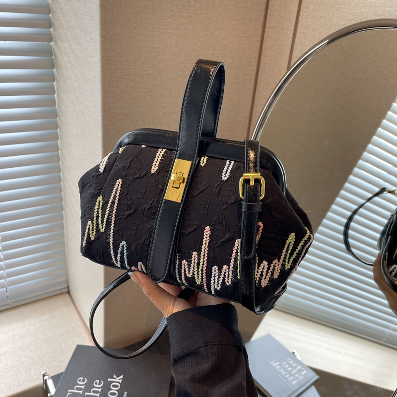 2024 otoño e invierno nuevo estilo bolso de diseño de nicho costuras de moda bolso de mensajero de hombro casual de todo fósforo bolso femenino de cercanías