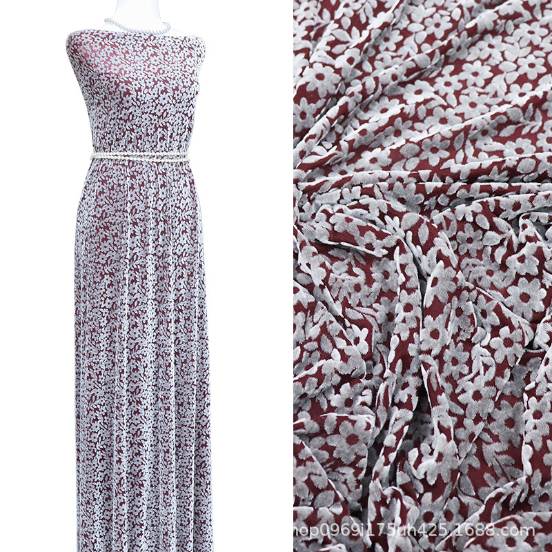 빨간색 배경에 은색 꽃