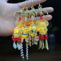新中国式提灯のキーホルダーが発光しています。