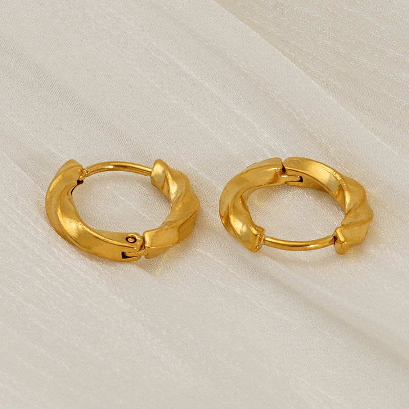 Pendientes chapados en oro de acero inoxidable de nueva moda europea y americana, sentido de diseño minimalista, todo fósforo, exquisito anillo de oreja pequeña de giro de acero de titanio para mujer