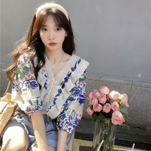 泡泡袖碎花v领蕾丝气质短袖上衣女夏季甜美设计感小众别致衬衫