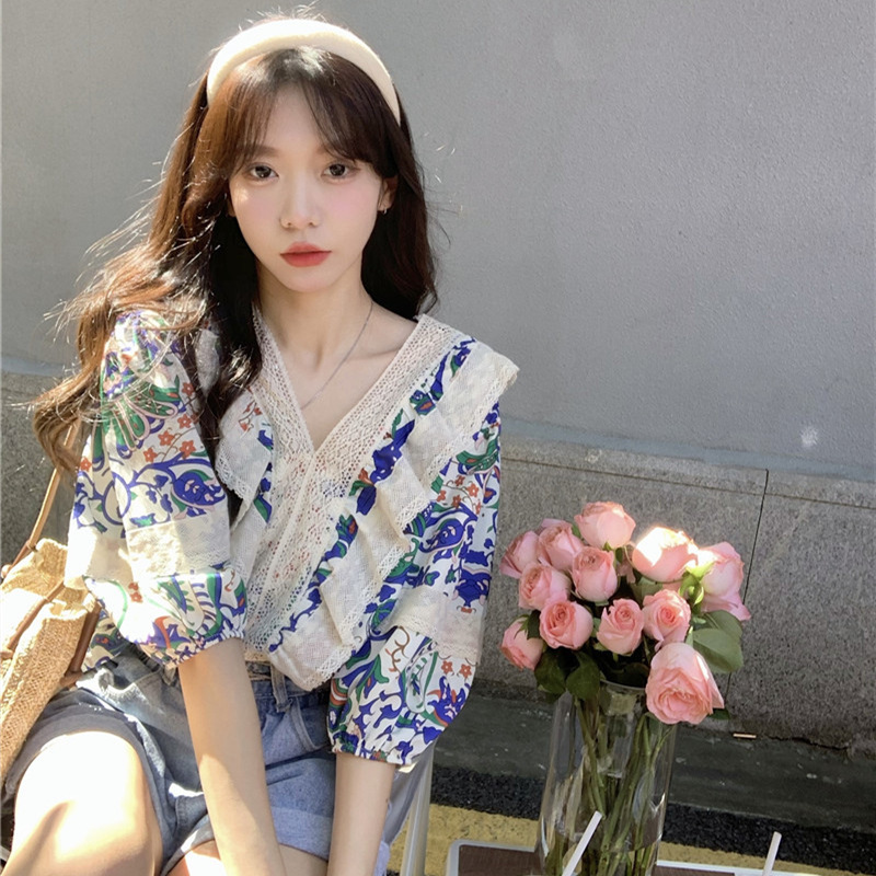 泡泡袖碎花v领蕾丝气质短袖上衣女夏季甜美设计感小众别致衬衫