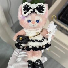 玲娜貝児は服をストラップしています。