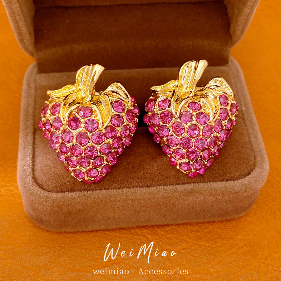 Medieval vintage aguja de plata con diamantes pernos de fresa retro exquisitos pendientes de nicho ligero lujo alta sensación de pendientes para mujeres image 4