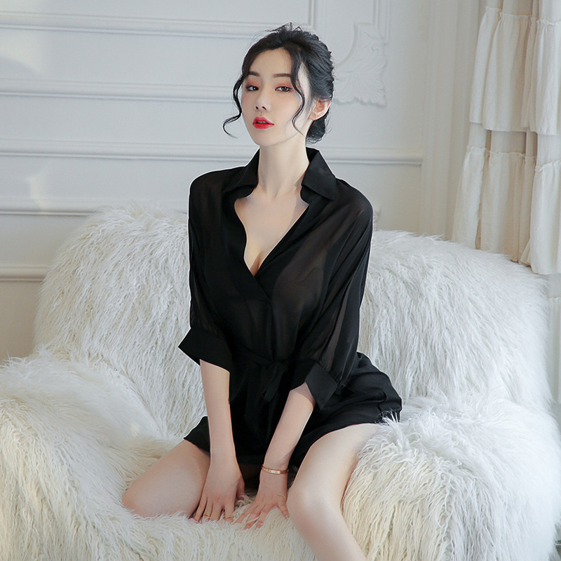 검은색 옷 + 벨트 + T바지