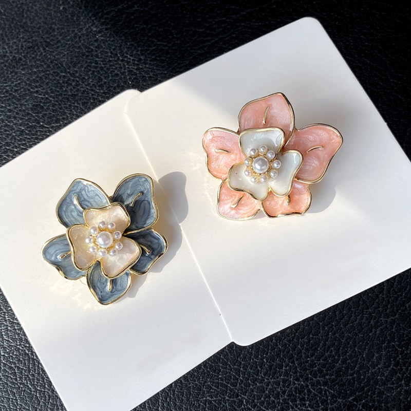 Camellia Brooch with a High-End, Luxurious Feel, Super Beautiful Enamel-Painted Floral Design, Anti-Exposure Pin for Women
