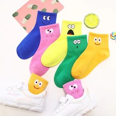 子供の靴下のクロスボーダーの電気商の売れ筋のアニメのかわいい笑顔の超萌えの女の子の学生のソックスの四季のタイプの卸売り