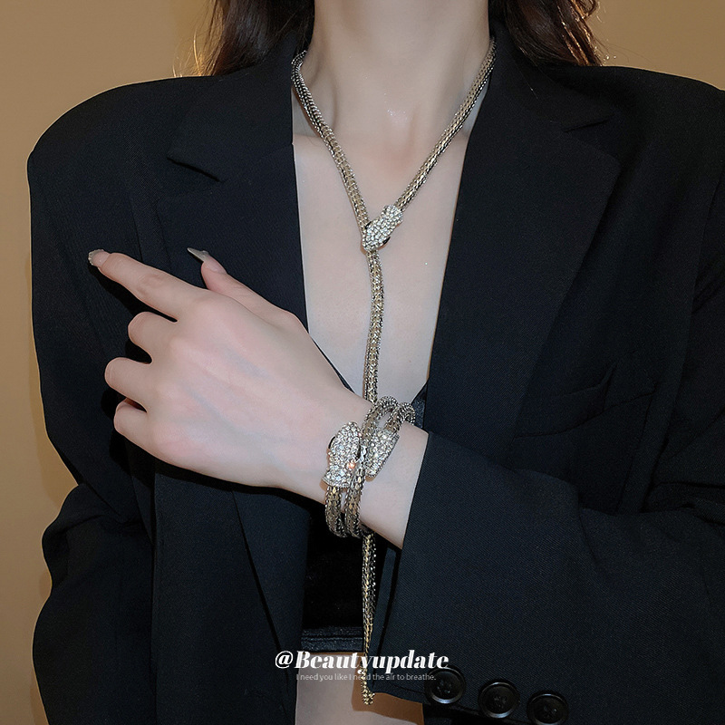 Brazalete transfronterizo de collar de serpiente enrollado con diamantes de alta calidad, diseño de cadena de clavícula atmosférica europea y americana, collar de temperamento de sentido femenino
