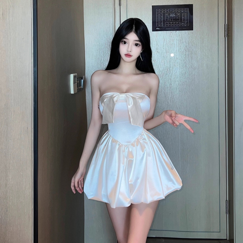 Satin Design, Elegant and Pure Lusty White Tube Top Dress, Waist-Hugging Skirt, Sexy and Fashionable Dress Satin Design, Elegant and Pure Lusty White Tube Top Dress, Waist-Hugging Skirt, Sexy and Fashionable Dress
