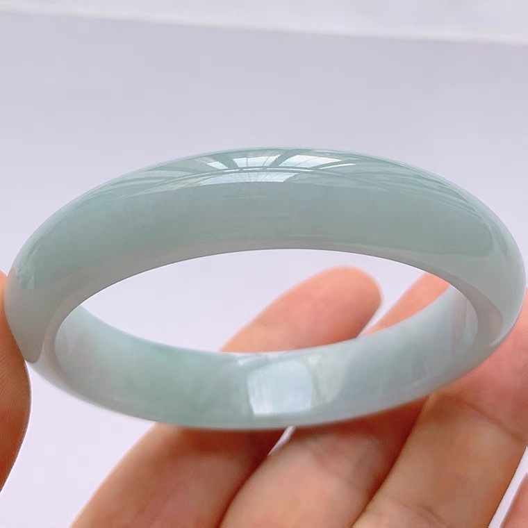 Bracciale in giadeite naturale birmana di tipo A. Bracciale rigido in giada_voghion.com