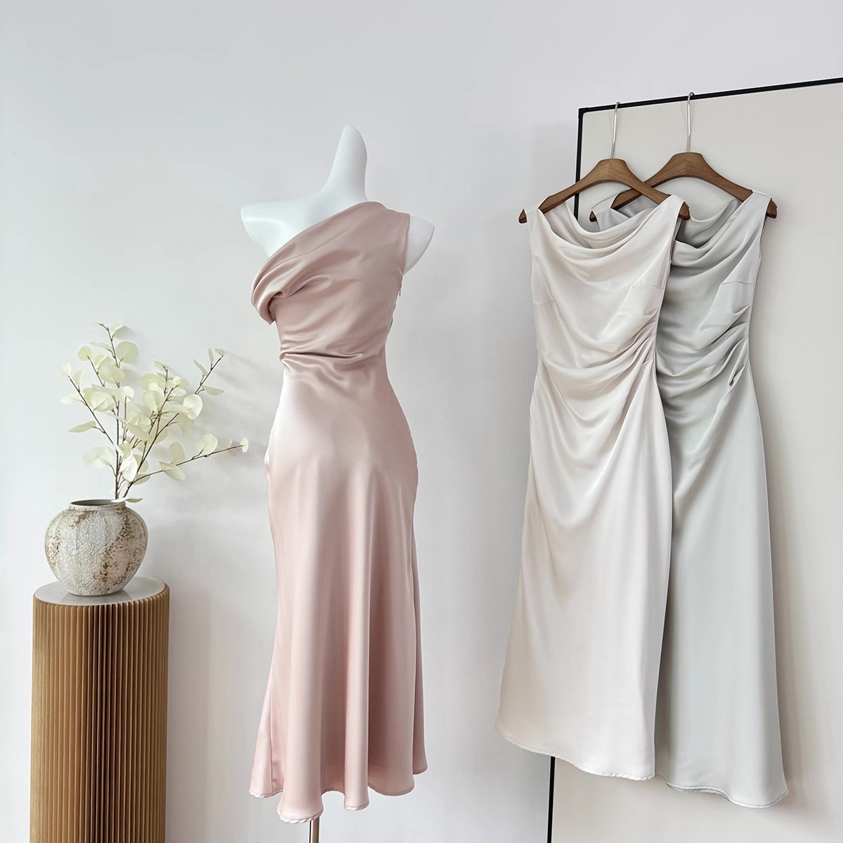 Roupas femininas Vestido de gola alta ombro a ombro estilo francês saia rabo de peixe cintura três cores verão 2024_voghion.com