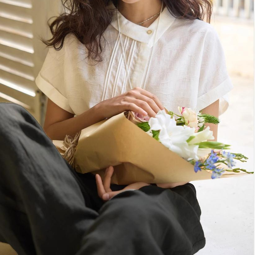 Áo sơ mi nữ linen họa tiết jacquard cổ ve không đối xứng tay ngắn — Mây trắng, Xanh lông mòng tre