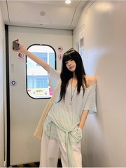 一整套ootd穿搭甜美风撞色条纹斜肩T恤毛边白裤子两件套女2025夏