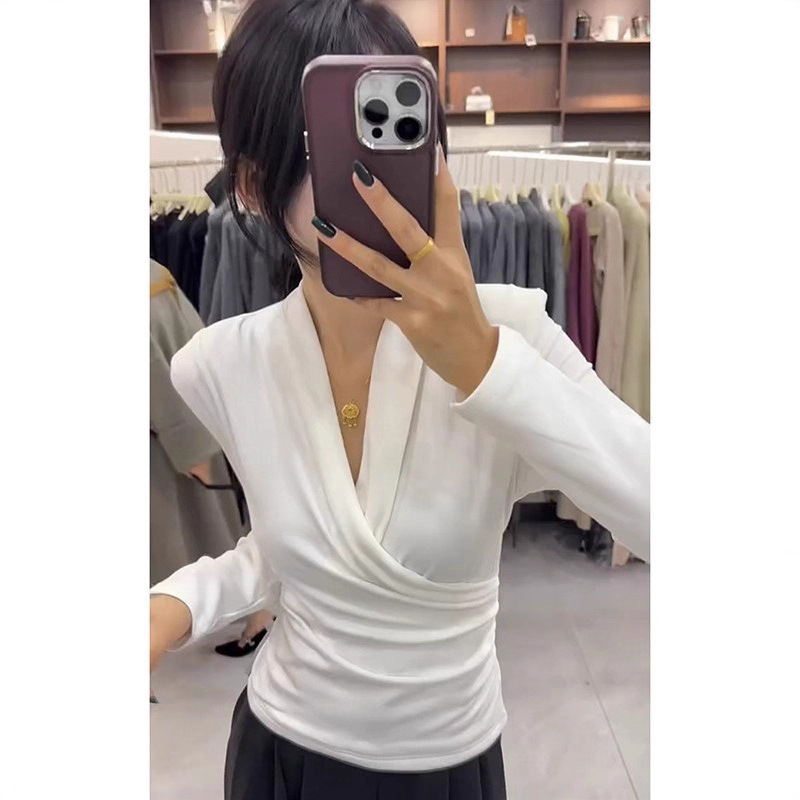 法式洋气别致V领小上衣女2025冬季新款纯色高级感显瘦打底衫T恤潮|undefined