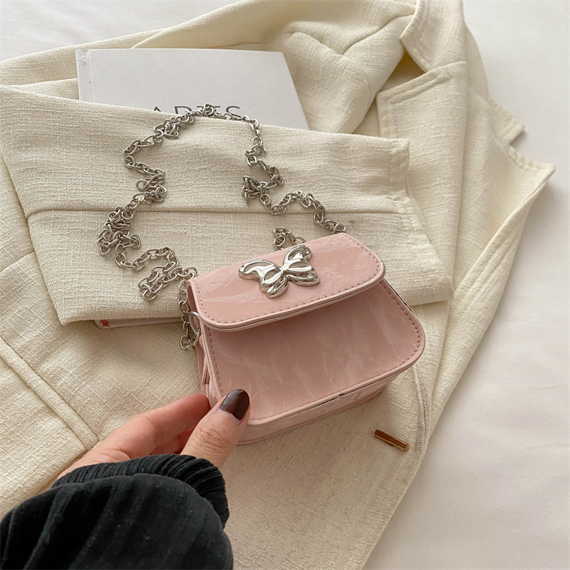 Bolso de fuego para mujeres 2024 nueva cadena bolso de mochila versátil exquisito viento de verano mini bolso plateado