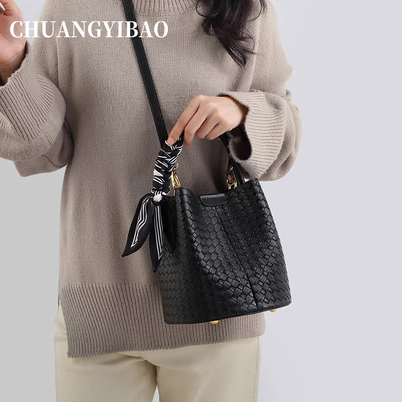 Túi bucket nữ dệt cao cấp đeo chéo xách tay đa năng nhỏ gọn — Khăn quàng ngẫu nhiên màu đen miễn phí
