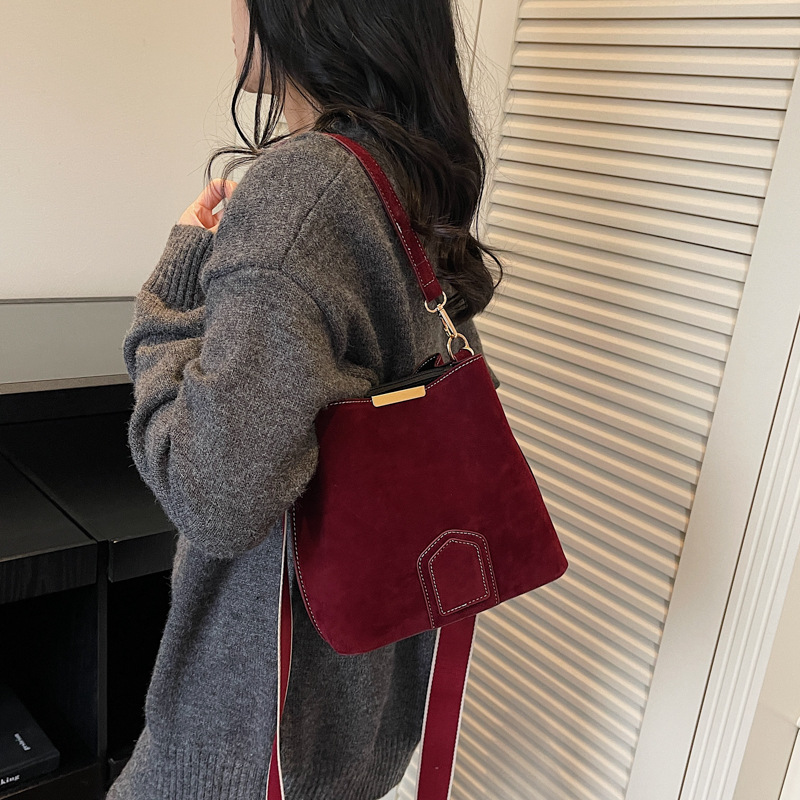 Bolsa de textura de alta calidad para mujeres 2025, otoño y invierno, nuevo bolso de cubo retro, moda extranjera, mochila de viaje universal.