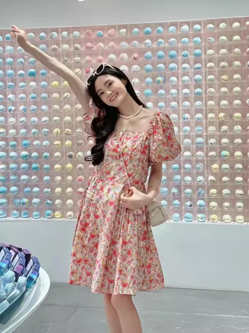 Đầm suông midi cổ vuông in họa tiết hoa tay bồng — Như hình