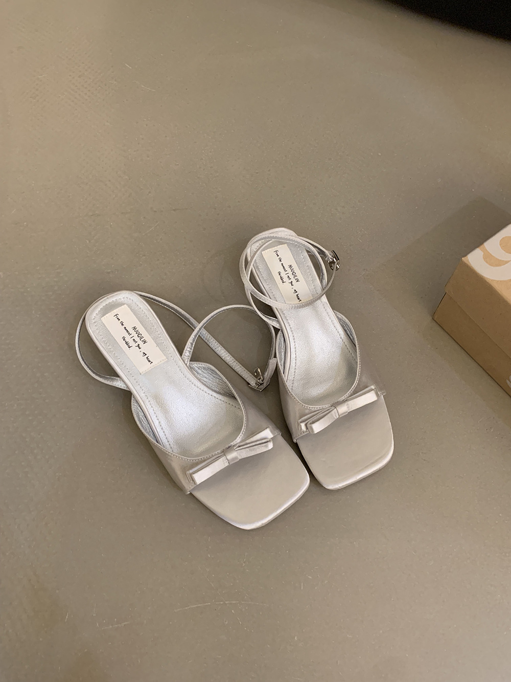 Zapatos de tacón alto con lazo de viento de noche francés, sandalias plateadas, sandalias y pantuflas de tacón grueso de verano con falda, zapatos de hadas