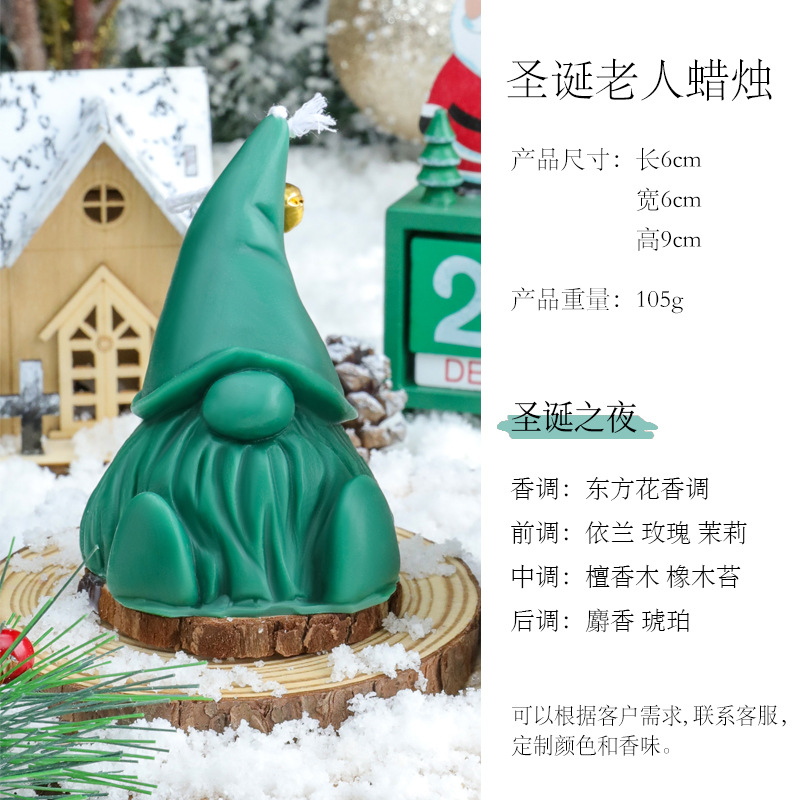 Santa Claus se sienta en una vela perfumada de invierno con un conjunto de regalos para adornos de flores.