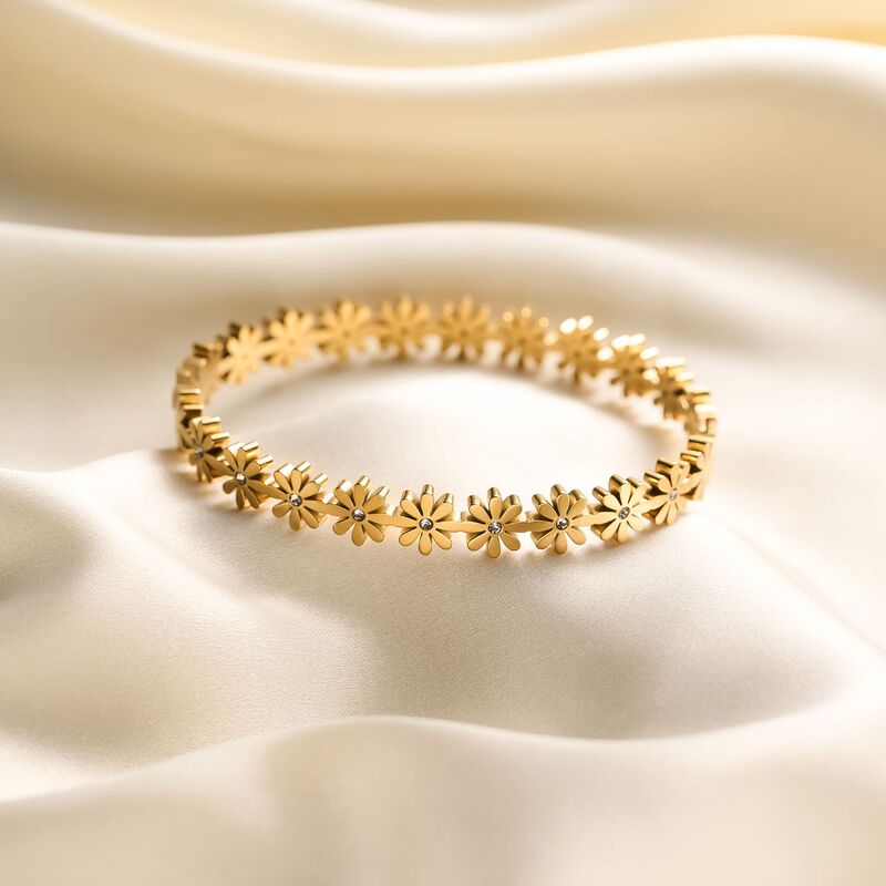 Summer New Titanium Steel Flower Bracelet for Women Stainless Steel Multiple Small Daisies Diamond Buckle Bracelet Niche High-End Summer New Titanium Steel Flower Bracelet for Women Stainless Steel Multiple Small Daisies Diamond Buckle Bracelet Niche High-End