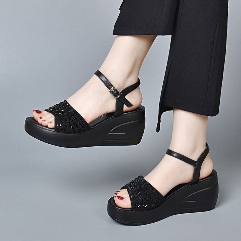 Sandalias de talón de la mujer verano 2026 nuevo muffins de moda universal sandalias de dedos abiertos sandalias de diamante hebilla