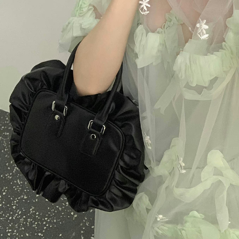 La celebrità di Internet Mona ha la stessa borsa a tracolla piccola e quadrata plissettata in pizzo scuro, nuova tendenza_voghion.com