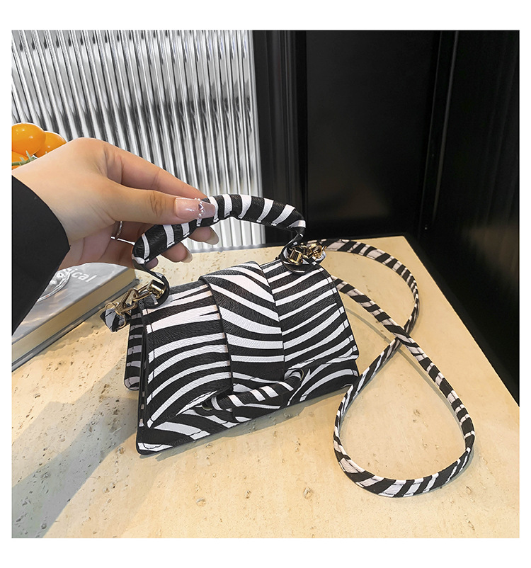 Small niche leopard print design 2024 new handheld casual western-style personalized crossbody small square bag_voghion.com