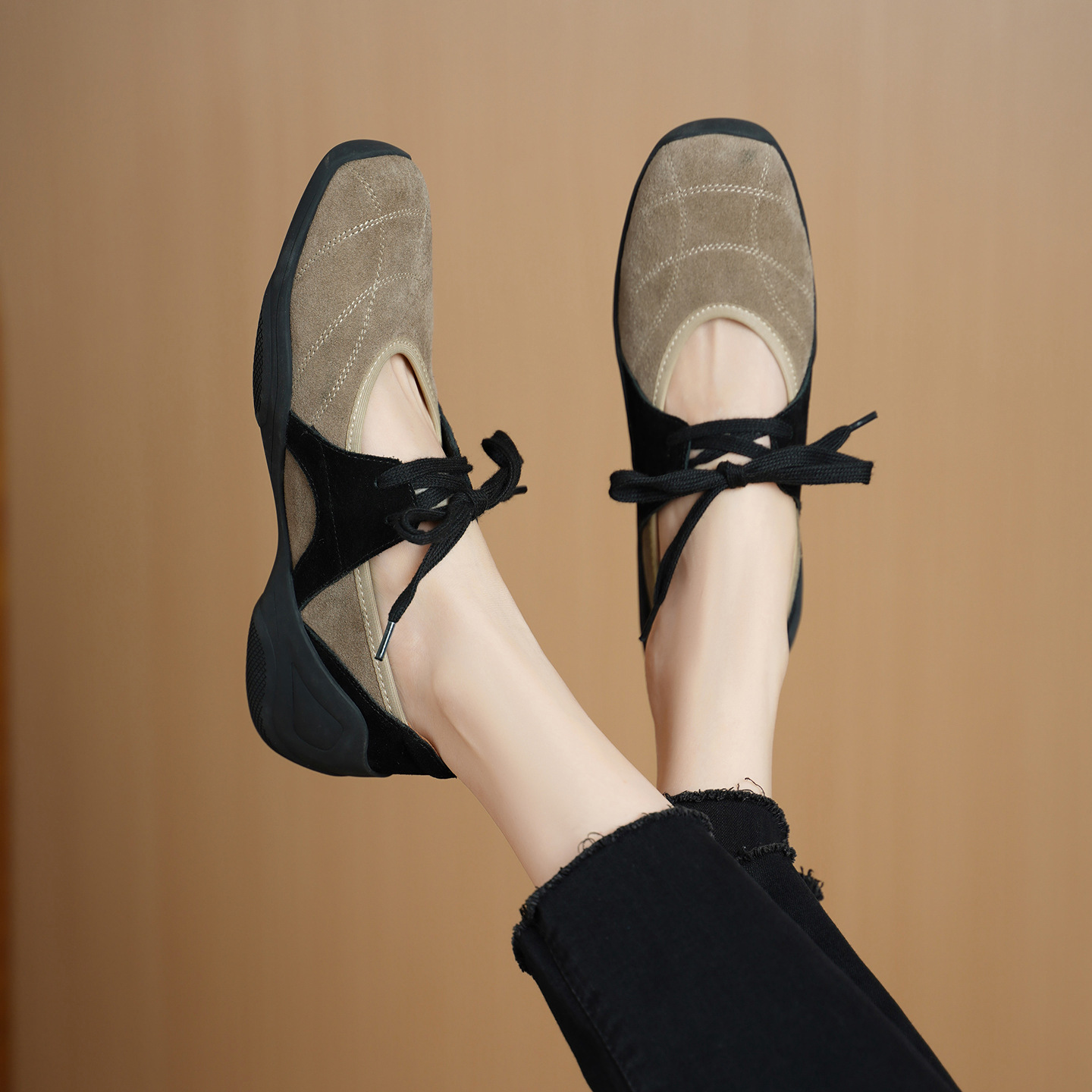 Giày sneaker nữ đế dày miệng thấp dây buộc phối màu da lộn — màu mơ