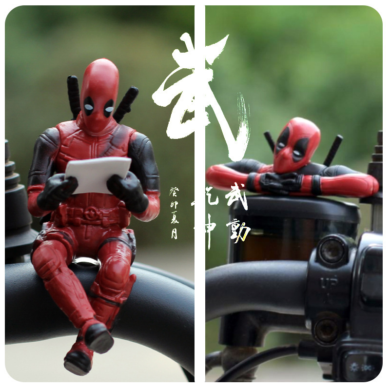 Batería de Deadpool motocicleta eléctrica decoración accesorios accesorios adornos de automóviles muñecas muñecas