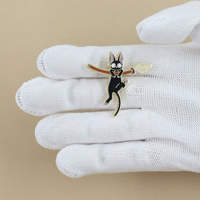 Yaxa sancaqları Badge Cat Holding a