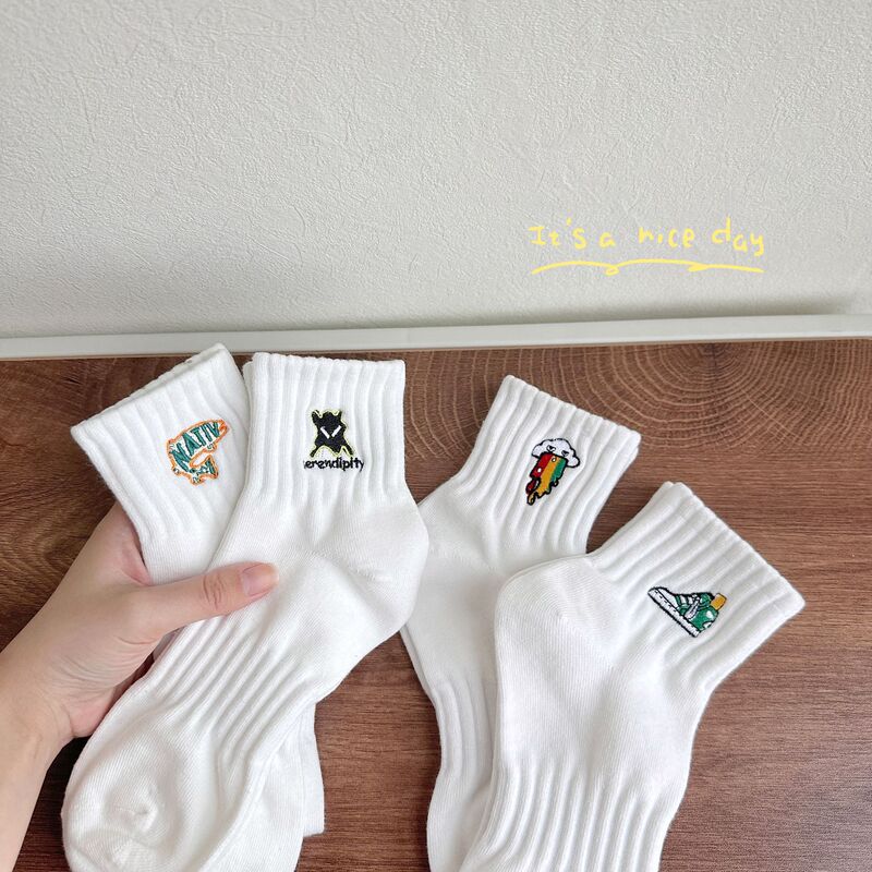 Pure White Cotton Socks with Embroidered Cartoon Crocodile, Rainbow Letter Pattern, Short Tube Socks, Sports Socks, White Socks for Men, Casual and Versatile