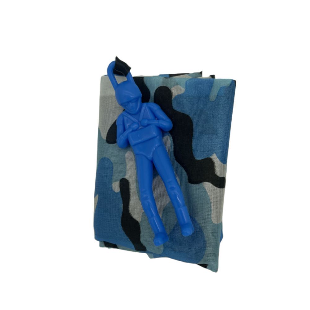 가슴을 껴안는 새로운 파란색 위장