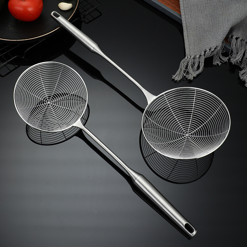 Colador de alambre de acero inoxidable Colador de olla caliente de cocina Colador de albóndigas Fideos Cuchara de mango largo Escurrir en casa Colador de pimienta